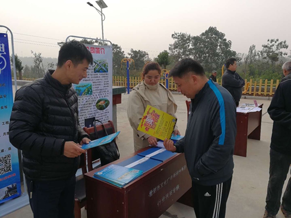 落实转移就业、助力脱贫攻坚(图2) 落实转移就业、助力脱贫攻坚(图2)