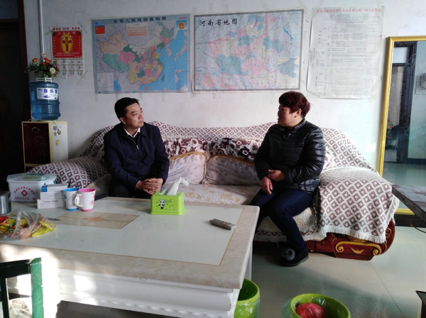 市委统战部副部长、市工商联党组书记王新入户开展结对帮扶工作(图1) 市委统战部副部长、市工商联党组书记王新入户开展结对帮扶工作(图1)