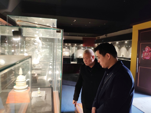 郑州市古玩业商会会长蒋继明邀请北京荣宝拍卖公司总经理方政参访郑州古玩城(图1) 郑州市古玩业商会会长蒋继明邀请北京荣宝拍卖公司总经理方政参访郑州古玩城(图1)