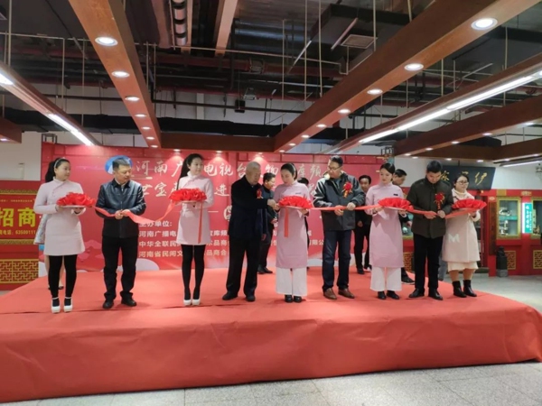 郑州市古玩业商会会长蒋继明参加大型鉴宝活动《传世宝藏》(图1) 郑州市古玩业商会会长蒋继明参加大型鉴宝活动《传世宝藏》(图1)