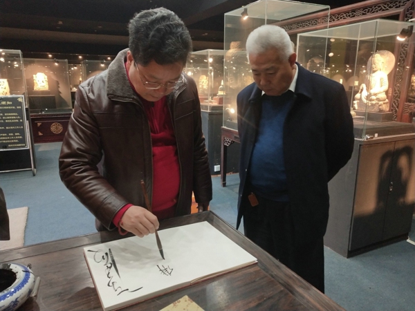 郑州市古玩业商会邀请鉴定专家陈建明、崔凯参观郑州古玩城犍陀罗艺术展(图2) 郑州市古玩业商会邀请鉴定专家陈建明、崔凯参观郑州古玩城犍陀罗艺术展(图2)