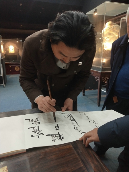 郑州市古玩业商会邀请鉴定专家陈建明、崔凯参观郑州古玩城犍陀罗艺术展(图3) 郑州市古玩业商会邀请鉴定专家陈建明、崔凯参观郑州古玩城犍陀罗艺术展(图3)