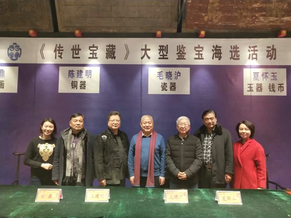 郑州市古玩业商会会长单位与河南广播电视台《传世宝藏》联合举办大型鉴宝活动(图1) 郑州市古玩业商会会长单位与河南广播电视台《传世宝藏》联合举办大型鉴宝活动(图1)
