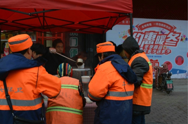 郑州东阳商会腊八前夕施粥慰问环卫工人(图2) 郑州东阳商会腊八前夕施粥慰问环卫工人(图2)