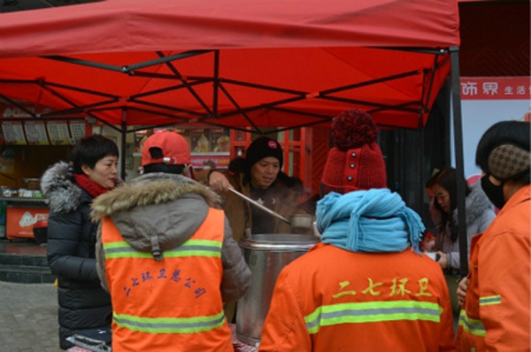 郑州东阳商会腊八前夕施粥慰问环卫工人(图4) 郑州东阳商会腊八前夕施粥慰问环卫工人(图4)