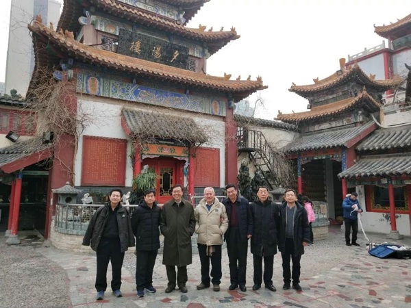 郑州市古玩业商会会长单位郑州古玩城迎接郑州十九中校友辅导员工作组领导参观(图1) 郑州市古玩业商会会长单位郑州古玩城迎接郑州十九中校友辅导员工作组领导参观(图1)