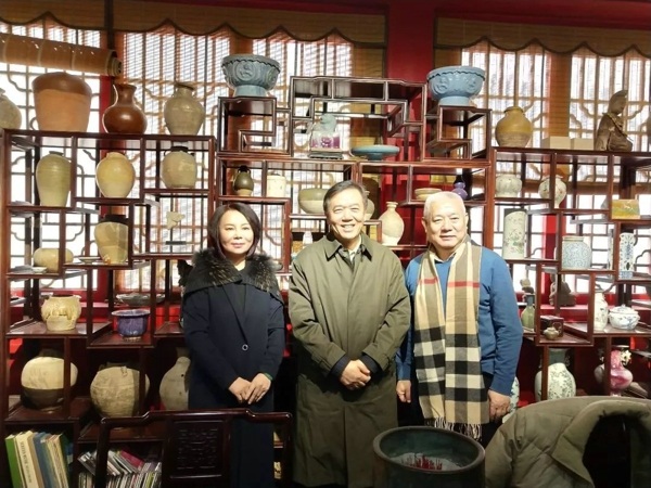 郑州市古玩业商会会长单位郑州古玩城迎接郑州十九中校友辅导员工作组领导参观(图2) 郑州市古玩业商会会长单位郑州古玩城迎接郑州十九中校友辅导员工作组领导参观(图2)