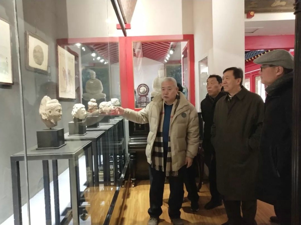 郑州市古玩业商会会长单位郑州古玩城迎接郑州十九中校友辅导员工作组领导参观(图3) 郑州市古玩业商会会长单位郑州古玩城迎接郑州十九中校友辅导员工作组领导参观(图3)