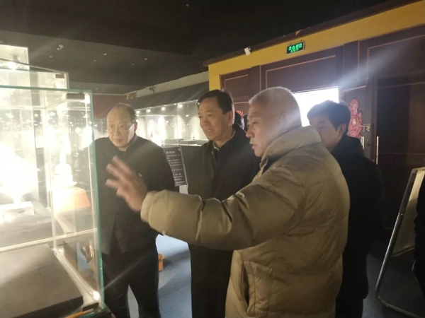 郑州市古玩业商会会长单位郑州古玩城迎接郑州十九中校友辅导员工作组领导参观(图4) 郑州市古玩业商会会长单位郑州古玩城迎接郑州十九中校友辅导员工作组领导参观(图4)