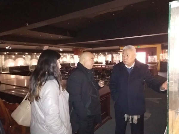 郑州市古玩业商会会长单位接待著名学者、书画家尹沧海教授参观(图1) 郑州市古玩业商会会长单位接待著名学者、书画家尹沧海教授参观(图1)