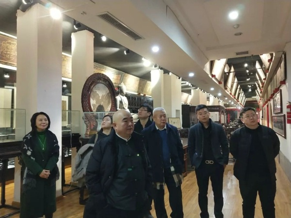 郑州市古玩业商会会长单位接待著名学者、书画家尹沧海教授参观(图2) 郑州市古玩业商会会长单位接待著名学者、书画家尹沧海教授参观(图2)