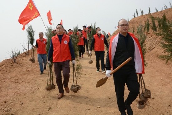 郑州温州商会组织开展义务植树活动纪实(图3) 郑州温州商会组织开展义务植树活动纪实(图3)