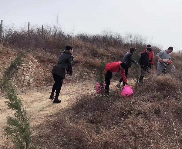 郑州市盐城商会开展“关爱自然,义务植树”志愿服务活动(图3) 郑州市盐城商会开展“关爱自然,义务植树”志愿服务活动(图3)