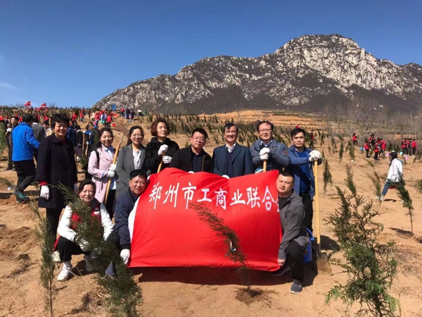 伟德体育直播开奖入口工会组织干部职工开展义务植树节活动(图1) 伟德体育直播开奖入口工会组织干部职工开展义务植树节活动(图1)