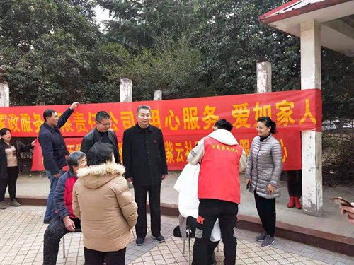 管城区街道商会组织商会会员单位开展“用心服务爱如家人”爱心义剪活动(图1) 管城区街道商会组织商会会员单位开展“用心服务爱如家人”爱心义剪活动(图1)