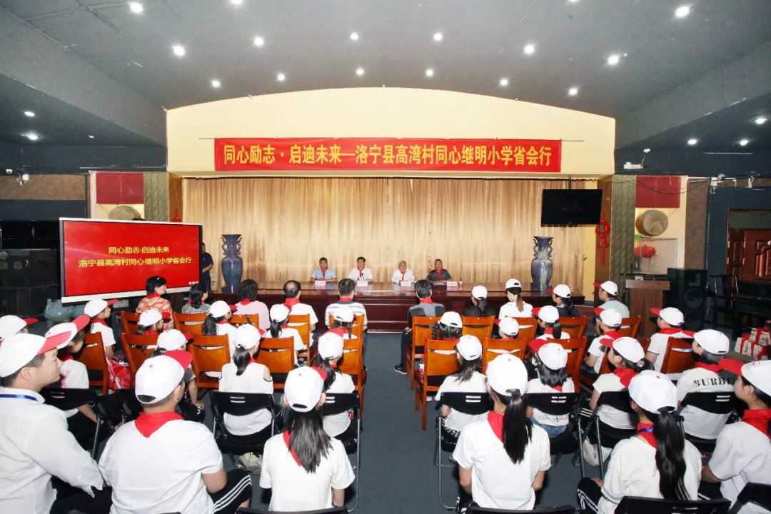 郑州市古玩业商会会长单位郑州古玩城迎接洛宁县高湾村同心继明小学省会行师生代表(图1) 郑州市古玩业商会会长单位郑州古玩城迎接洛宁县高湾村同心继明小学省会行师生代表(图1)