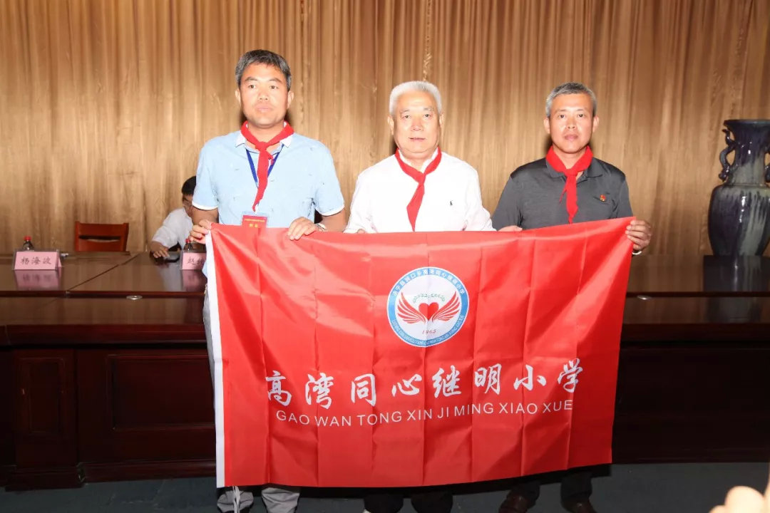 郑州市古玩业商会会长单位郑州古玩城迎接洛宁县高湾村同心继明小学省会行师生代表(图7) 郑州市古玩业商会会长单位郑州古玩城迎接洛宁县高湾村同心继明小学省会行师生代表(图7)