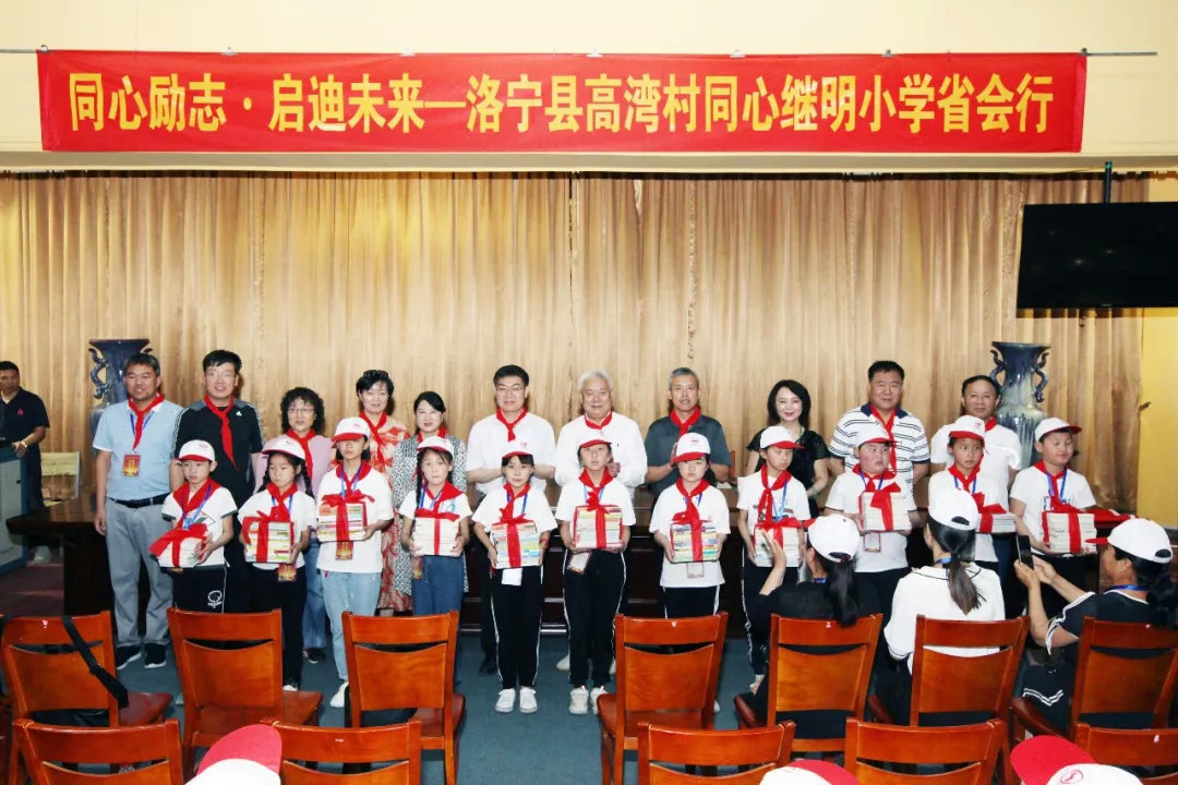 郑州市古玩业商会会长单位郑州古玩城迎接洛宁县高湾村同心继明小学省会行师生代表(图8) 郑州市古玩业商会会长单位郑州古玩城迎接洛宁县高湾村同心继明小学省会行师生代表(图8)