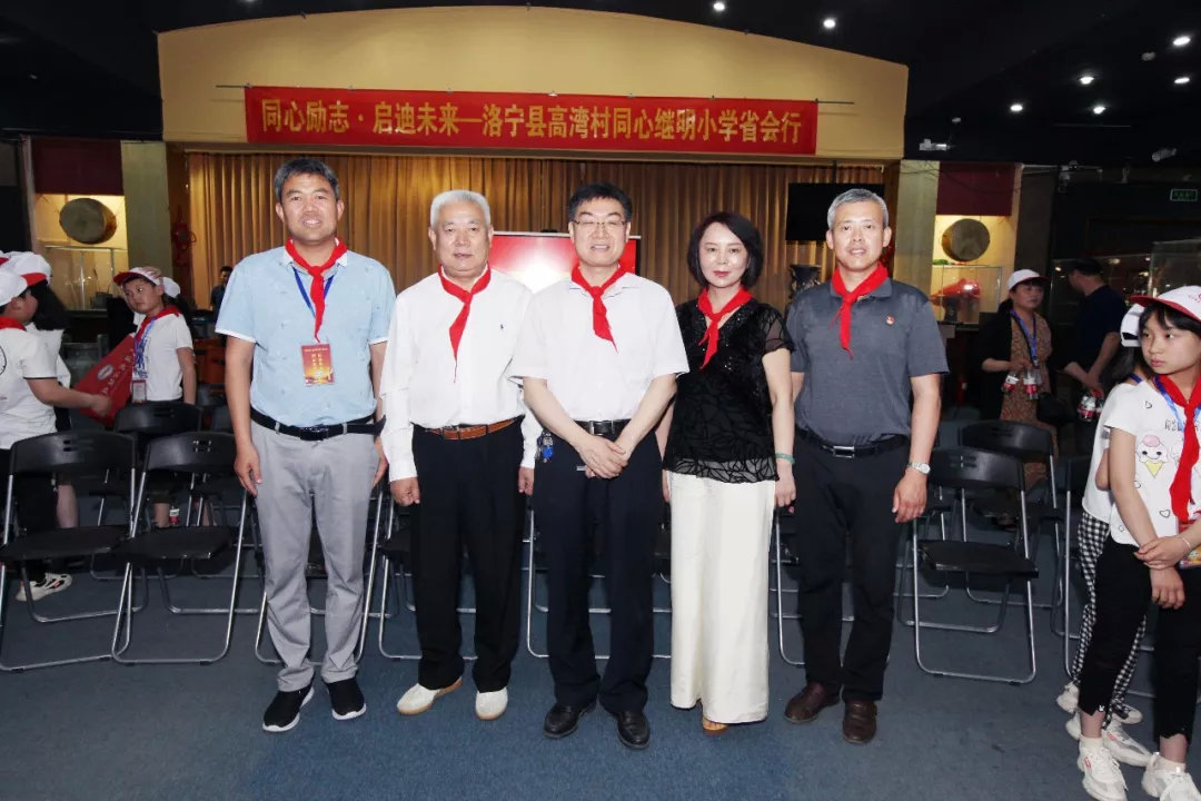 郑州市古玩业商会会长单位郑州古玩城迎接洛宁县高湾村同心继明小学省会行师生代表(图9) 郑州市古玩业商会会长单位郑州古玩城迎接洛宁县高湾村同心继明小学省会行师生代表(图9)