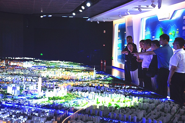 新疆建设兵团第十三师代表团来郑走访调研(图1) 新疆建设兵团第十三师代表团来郑走访调研(图1)