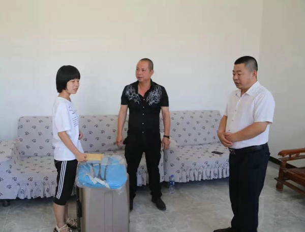 爱心企业情暖优秀学子---郑州温州商会副会长金建勇资助高考状元(图2) 爱心企业情暖优秀学子---郑州温州商会副会长金建勇资助高考状元(图2)