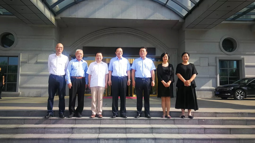 郑州市古玩业商会蒋继明会长随全国工商联第八联系工作组到黑龙江双鸭山市调研(图1) 郑州市古玩业商会蒋继明会长随全国工商联第八联系工作组到黑龙江双鸭山市调研(图1)