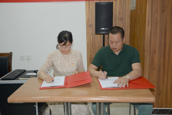 郑州温州商会与招商银行郑州分行签署“党费云缴费”合作协议(图2) 郑州温州商会与招商银行郑州分行签署“党费云缴费”合作协议(图2)