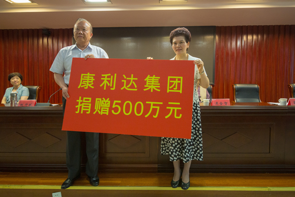 扶贫助学 圆梦金秋(图1) 扶贫助学 圆梦金秋(图1)