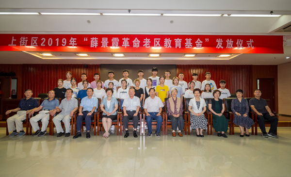 扶贫助学 圆梦金秋(图2) 扶贫助学 圆梦金秋(图2)