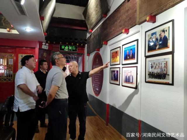 郑州市古玩业商会会长单位欢迎全国工商联副主席王志雄、常委温显来参观考察(图2) 郑州市古玩业商会会长单位欢迎全国工商联副主席王志雄、常委温显来参观考察(图2)