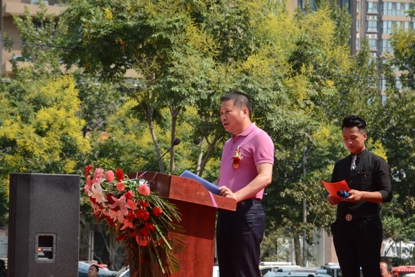 南乐世纪联华购物广场隆重开业---郑州温州商会组团参加 会长卢庆中致辞并剪彩(图3) 南乐世纪联华购物广场隆重开业---郑州温州商会组团参加 会长卢庆中致辞并剪彩(图3)