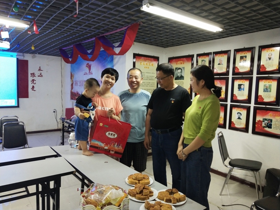 郑州市嘉兴商会党支部开展“中秋送慰问、情暖党员心”活动(图1) 郑州市嘉兴商会党支部开展“中秋送慰问、情暖党员心”活动(图1)