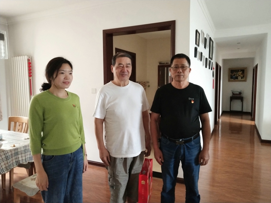 郑州市嘉兴商会党支部开展“中秋送慰问、情暖党员心”活动(图2) 郑州市嘉兴商会党支部开展“中秋送慰问、情暖党员心”活动(图2)