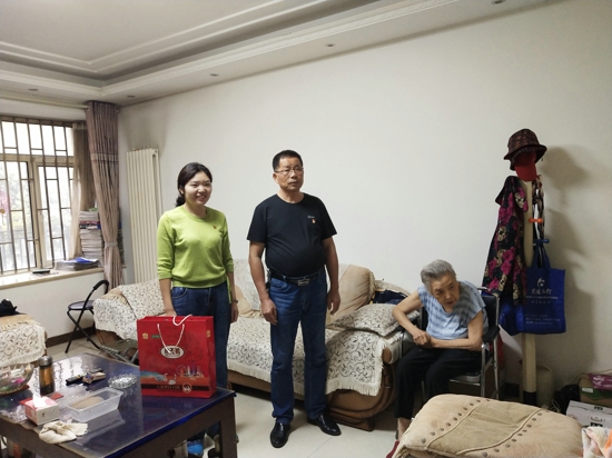 郑州市嘉兴商会党支部开展“中秋送慰问、情暖党员心”活动(图3) 郑州市嘉兴商会党支部开展“中秋送慰问、情暖党员心”活动(图3)