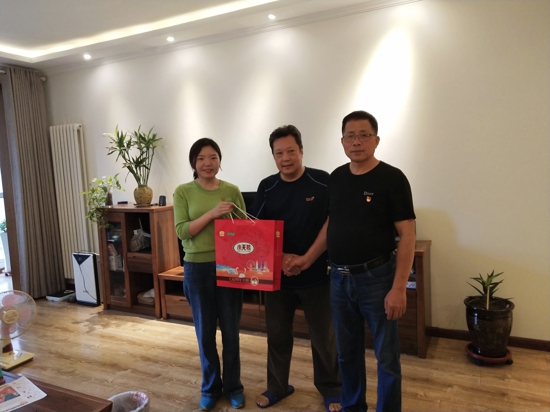 郑州市嘉兴商会党支部开展“中秋送慰问、情暖党员心”活动(图4) 郑州市嘉兴商会党支部开展“中秋送慰问、情暖党员心”活动(图4)