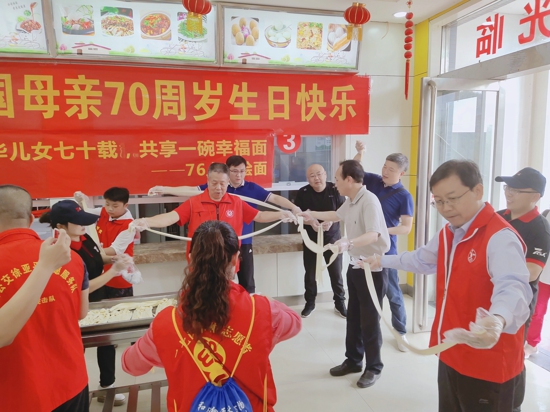 “国庆吃面国泰民安”——郑州市电梯商会党员志愿者与爱心人士携手,陪同福利院孩子一起为祖国庆生(图1) “国庆吃面国泰民安”——郑州市电梯商会党员志愿者与爱心人士携手,陪同福利院孩子一起为祖国庆生(图1)