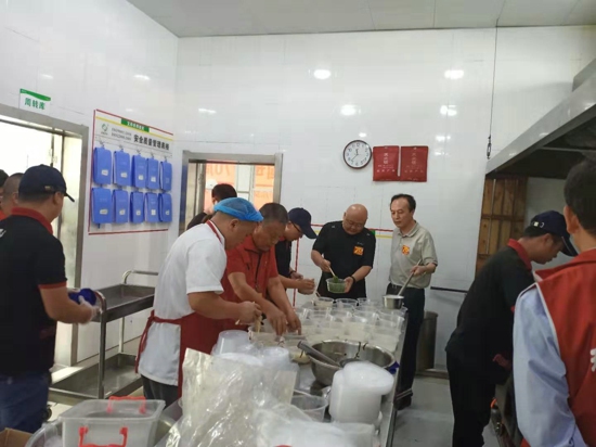 “国庆吃面国泰民安”——郑州市电梯商会党员志愿者与爱心人士携手,陪同福利院孩子一起为祖国庆生(图2) “国庆吃面国泰民安”——郑州市电梯商会党员志愿者与爱心人士携手,陪同福利院孩子一起为祖国庆生(图2)