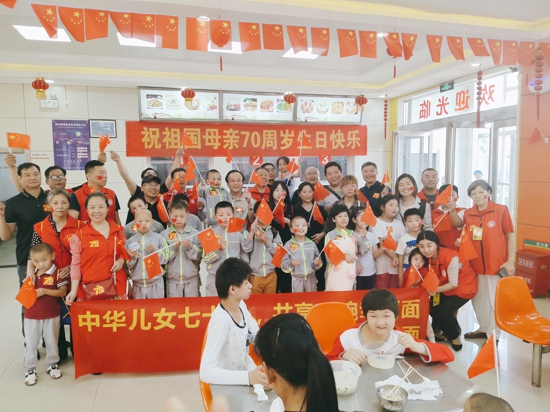 “国庆吃面国泰民安”——郑州市电梯商会党员志愿者与爱心人士携手,陪同福利院孩子一起为祖国庆生(图3) “国庆吃面国泰民安”——郑州市电梯商会党员志愿者与爱心人士携手,陪同福利院孩子一起为祖国庆生(图3)