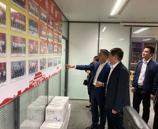 伟德体育直播开奖入口就“不忘初心、牢记使命”主题教育赴商会走访调研(图1) 伟德体育直播开奖入口就“不忘初心、牢记使命”主题教育赴商会走访调研(图1)