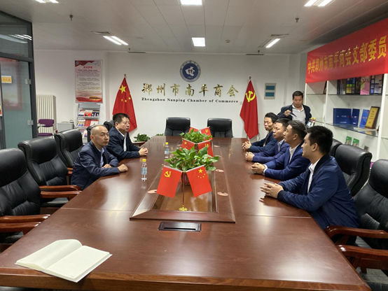 伟德体育直播开奖入口就“不忘初心、牢记使命”主题教育赴商会走访调研(图2) 伟德体育直播开奖入口就“不忘初心、牢记使命”主题教育赴商会走访调研(图2)