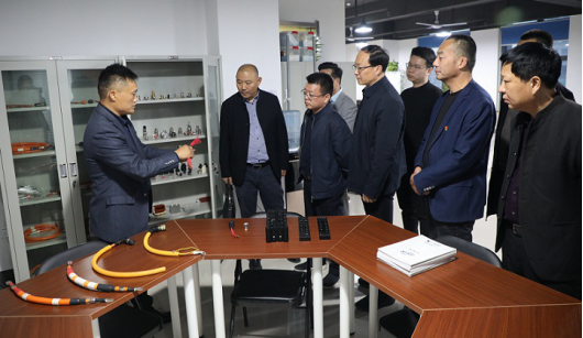 李金勇书记到青商会及会员企业进行调研(图7) 李金勇书记到青商会及会员企业进行调研(图7)