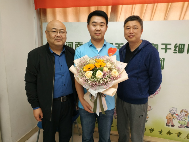 郑州市电梯商会探视“造血干细胞”捐献者(图1) 郑州市电梯商会探视“造血干细胞”捐献者(图1)