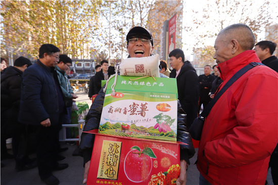 高新区党群工作部(工商联)慰问辖区困难群众(图2) 高新区党群工作部(工商联)慰问辖区困难群众(图2)