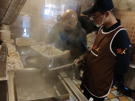 郑州市电梯商会党员志愿者冬至送爱心饺子(图1) 郑州市电梯商会党员志愿者冬至送爱心饺子(图1)