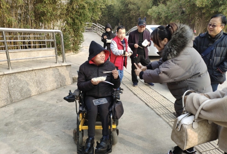 郑州市电梯商会党员志愿者冬至送爱心饺子(图2) 郑州市电梯商会党员志愿者冬至送爱心饺子(图2)