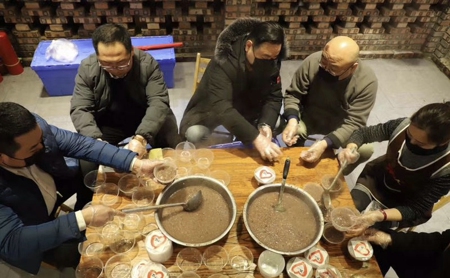 郑州市电梯商会同爱心企业为环卫工人和交通警察送暖心腊八粥(图1) 郑州市电梯商会同爱心企业为环卫工人和交通警察送暖心腊八粥(图1)