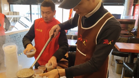 郑州市电梯商会同爱心企业为环卫工人和交通警察送暖心腊八粥(图2) 郑州市电梯商会同爱心企业为环卫工人和交通警察送暖心腊八粥(图2)