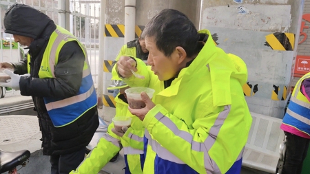 郑州市电梯商会同爱心企业为环卫工人和交通警察送暖心腊八粥(图3) 郑州市电梯商会同爱心企业为环卫工人和交通警察送暖心腊八粥(图3)