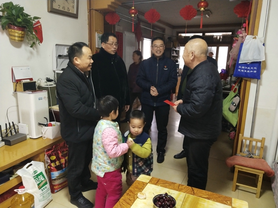 真情关怀暖人心 郑州市嘉兴商会党支部慰问困难党员(图1) 真情关怀暖人心 郑州市嘉兴商会党支部慰问困难党员(图1)