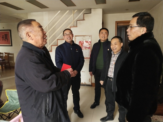 真情关怀暖人心 郑州市嘉兴商会党支部慰问困难党员(图2) 真情关怀暖人心 郑州市嘉兴商会党支部慰问困难党员(图2)